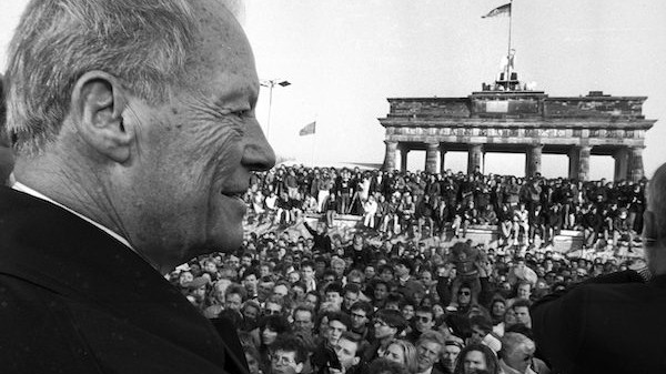 Willy Brandt alla Porta di Brandeburgo dopo la caduta del Muro di Berlino (1989)