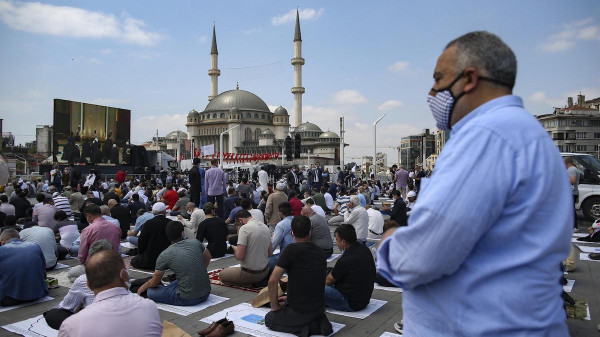 La preghiera di fronte alla moschea in piazza Taksim a Istanbul