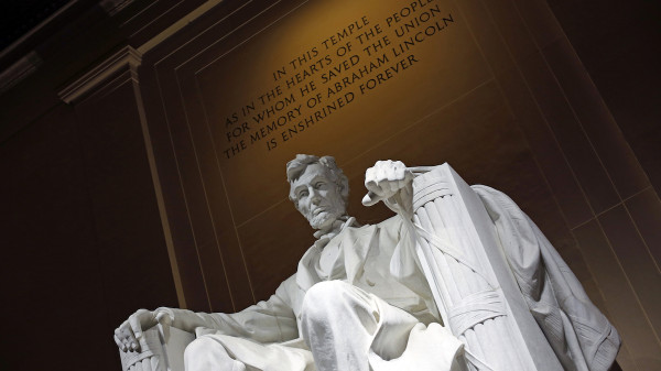 La statua di Abraham Lincoln al Lincoln Memorial di Washington (AP Photo/Gene J. Puskar / LaPresse)