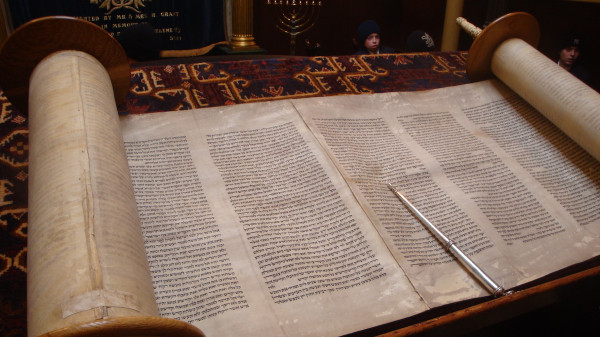 Una Torah