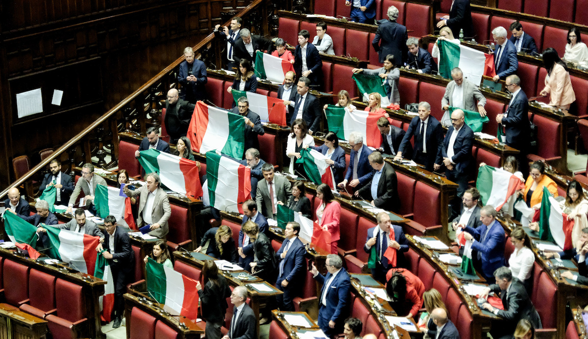 Protesta delle opposizioni con sventolio di tricolori al voto finale alla Camera dei deputati sull'autonomia differenziata, 19 Giugno 2024 - Foto LaPresse