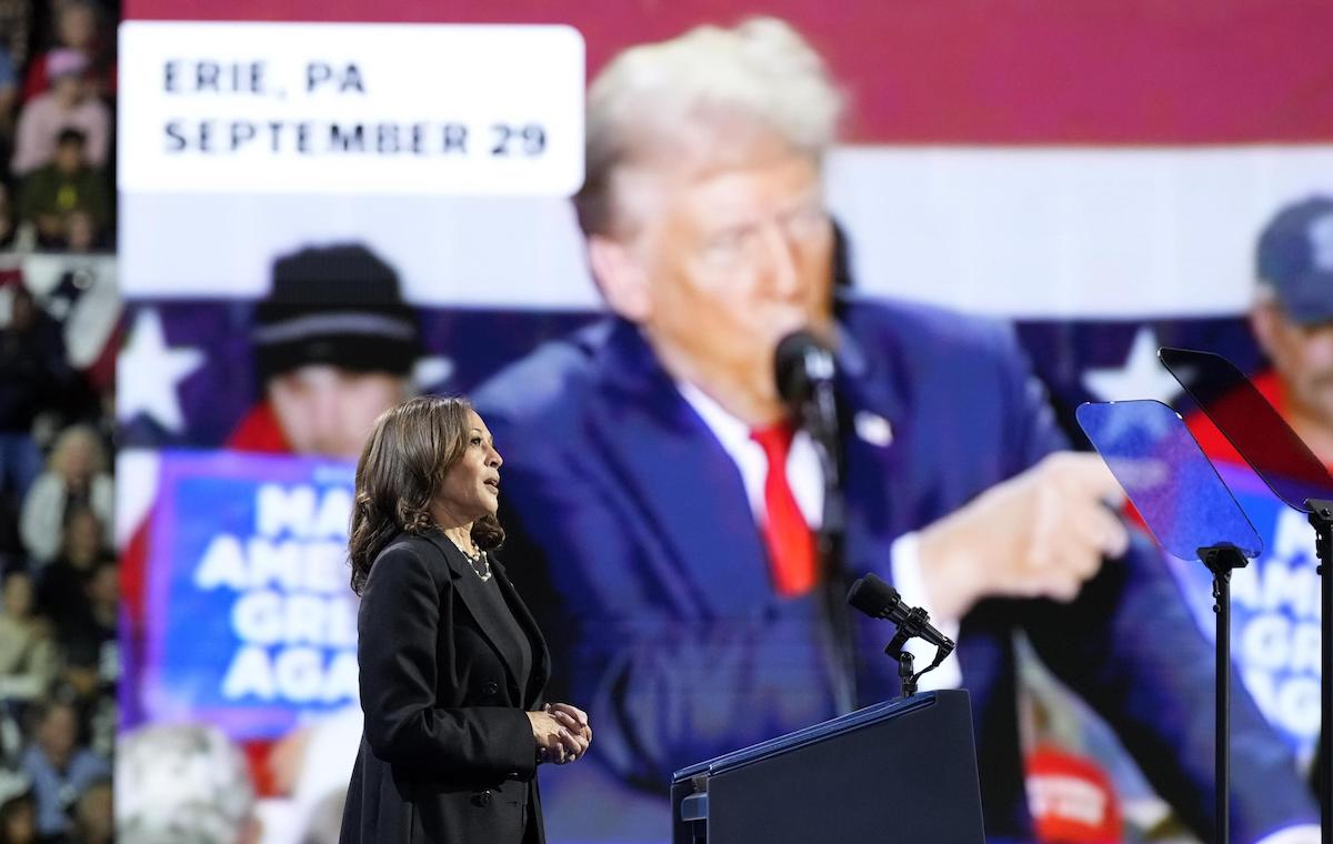 Un comizio di Kamala Harris In Pennsylvania con l'immagine di Donald Trump sul megaschermo