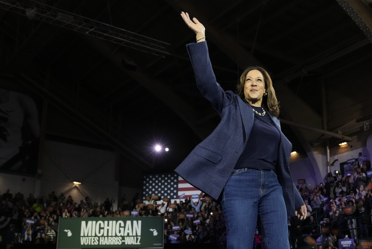 Kamala Harris durante un comizio elettorale alla Jenison Field House nel campus della Michigan State University