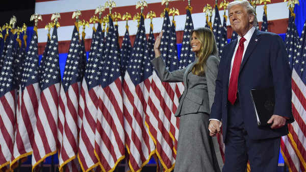 Donald Trump e sua moglie Melania prima del discorso a Palm Beach