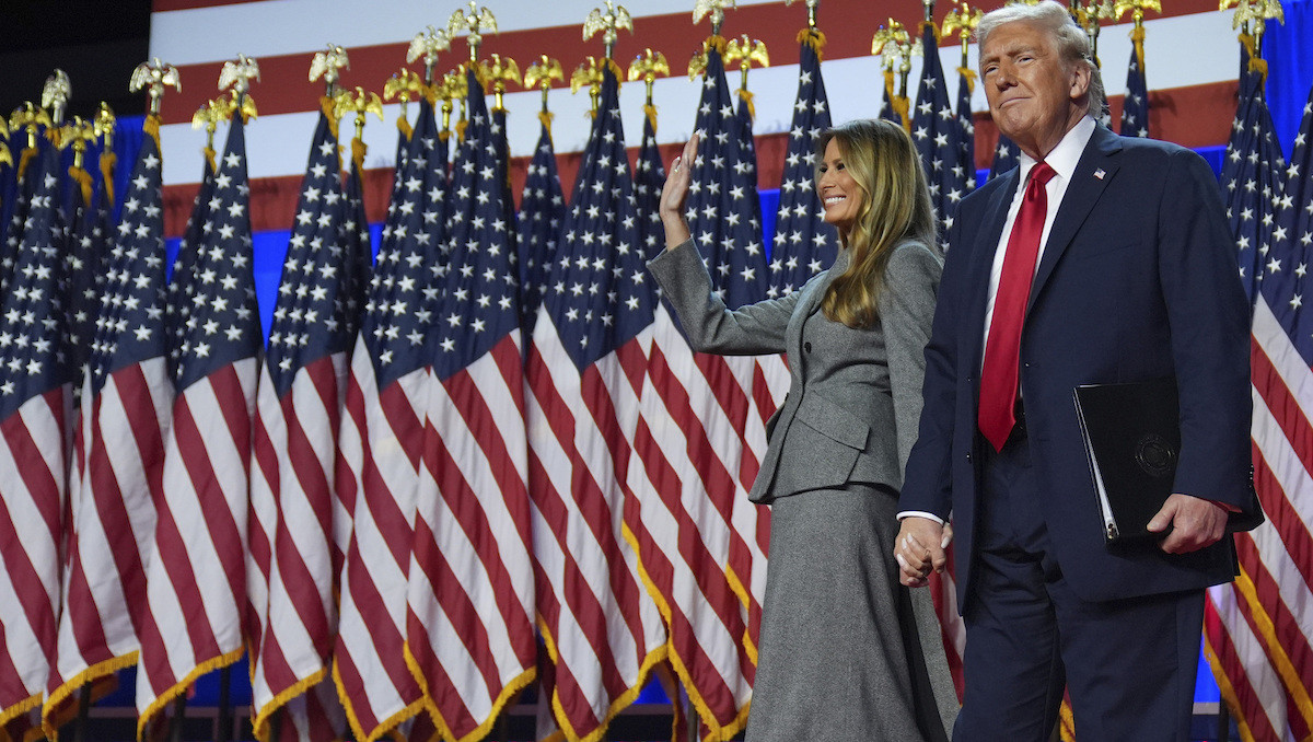 Donald Trump e sua moglie Melania prima del discorso a Palm Beach