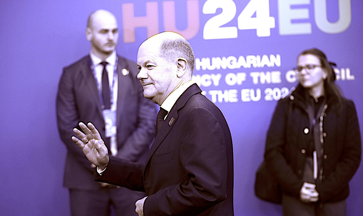 Olaf Scholz arriva al vertice Ue di Budapest