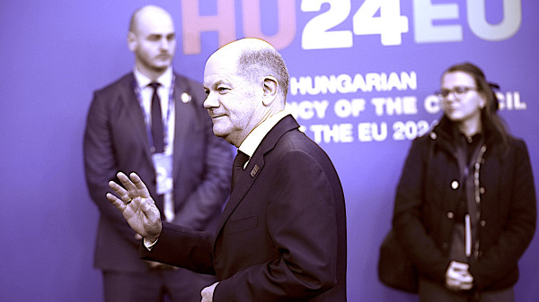 Olaf Scholz arriva al vertice Ue di Budapest