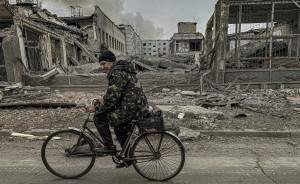 Ucraina: scene di distruzione a Kurakhove, nel Donetsk, dopo un raid russo - AP Photo/Anton Shtuka/LaPresse