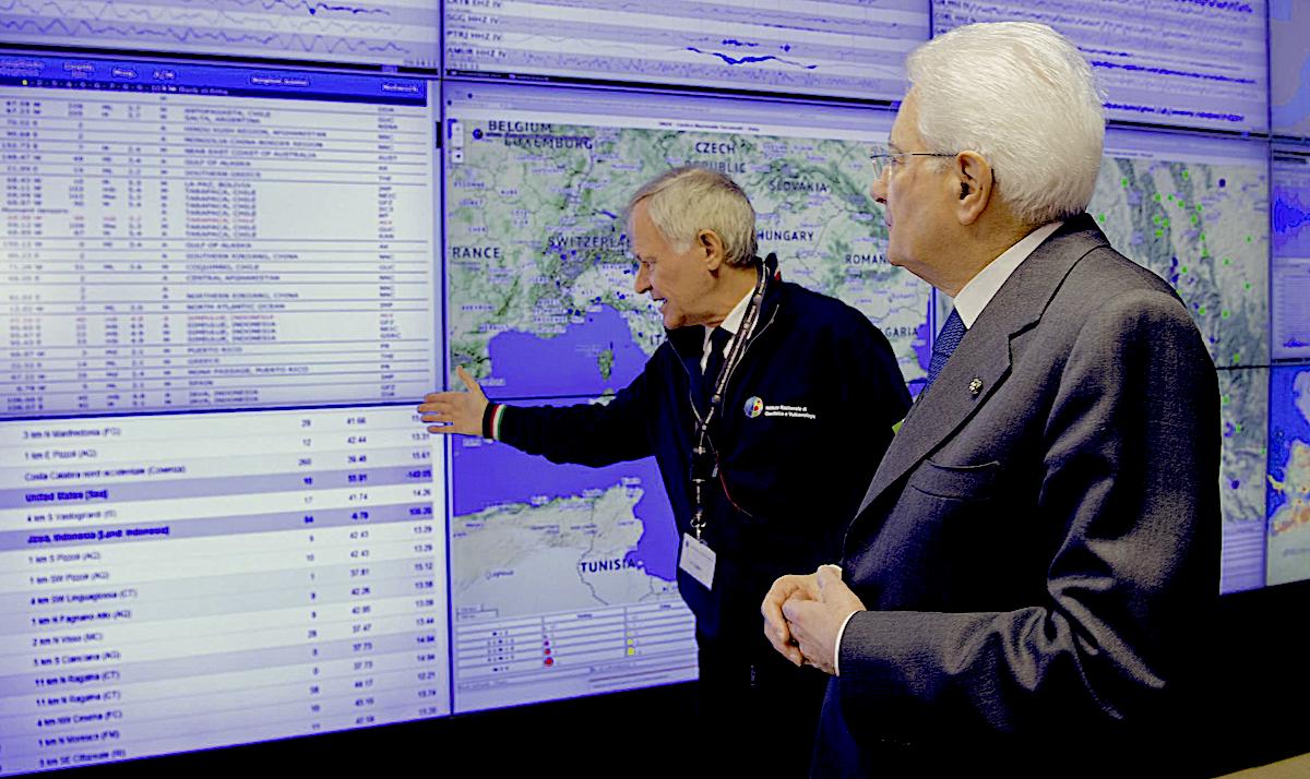 Sergio Mattarella con il presidente dell'Ingv Carlo Doglioni in visita alla sede di Roma dell'istituto (2018)