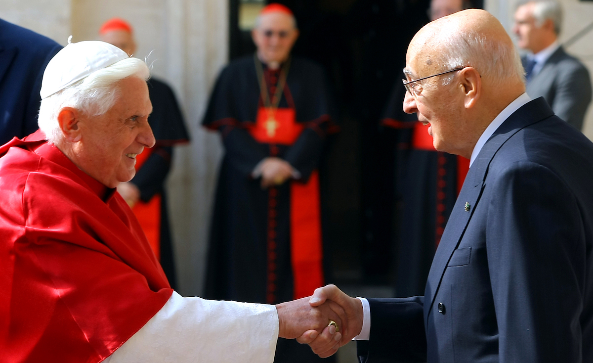 Benedetto XVI al suo arrivo al Quirinale viene accolto da Giorgio Napolitano - Foto LaPresse