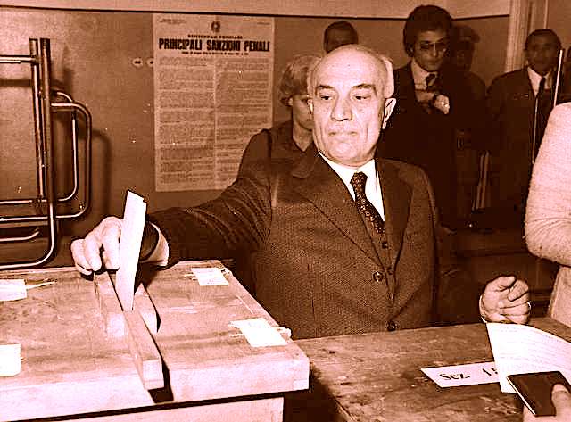 Amintore Fanfani vota al referendum sul divorzio, 1974