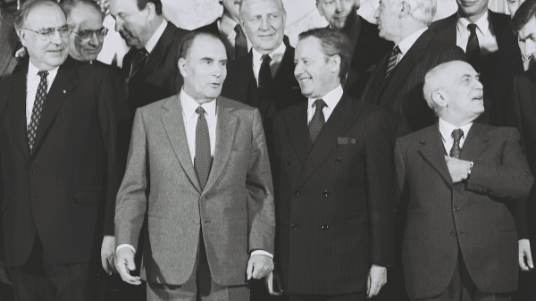 Il cancelliere tedesco Helmut Kohl, il presidente francese François Mitterrand, il presidente della Commissione europea Gaston Thorn, il premier italiano Amintore Fanfani al Consiglio europeo del 1983