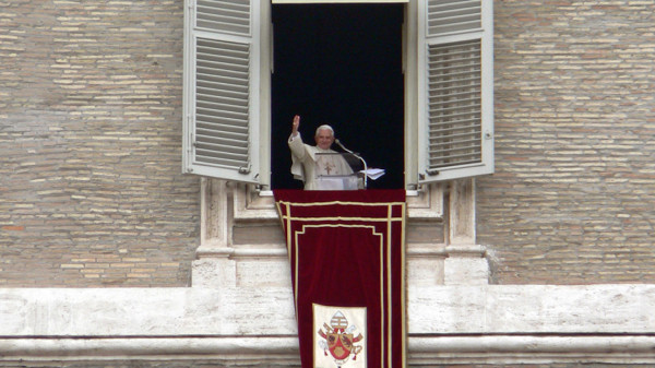 Benedetto XVI si affaccia alla finestra del Palazzo Apostolico