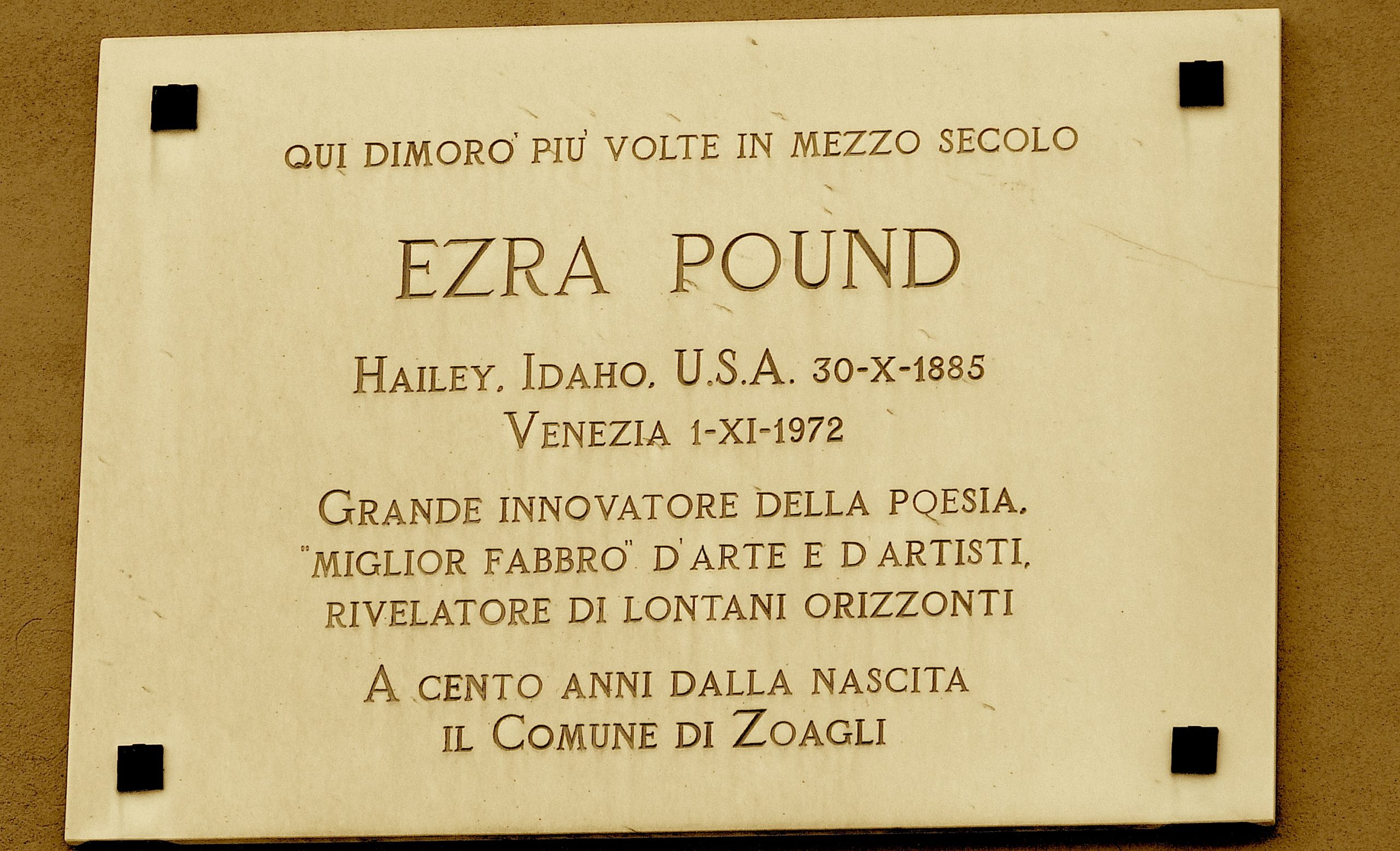 La lapide commemorativa per Ezra Pound del Comune di Zoagli