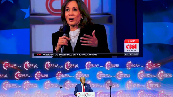 Kamala Harris sul megaschermo durante un evento di Donald Trump