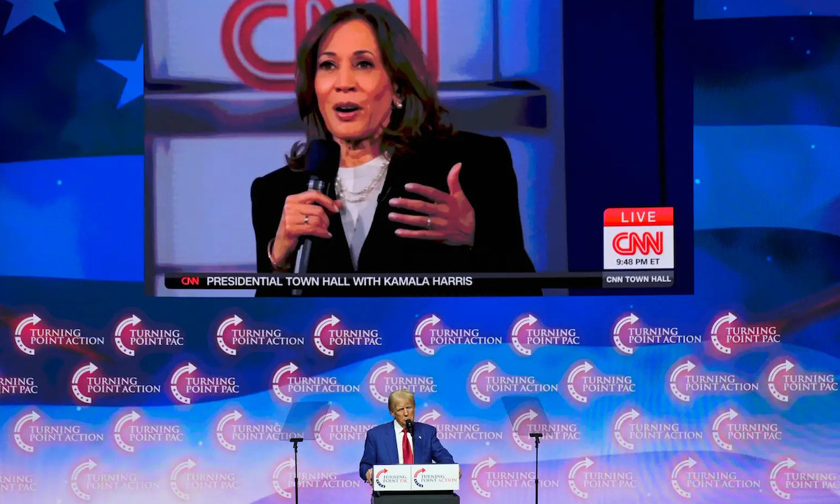 Kamala Harris sul megaschermo durante un evento di Donald Trump