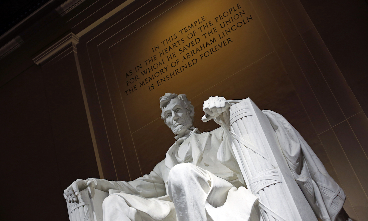 La statua di Abraham Lincoln al Lincoln Memorial di Washington (AP Photo/Gene J. Puskar / LaPresse)