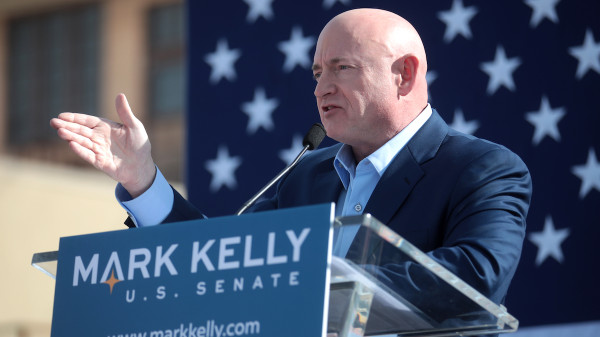 Il senatore democratico Mark Kelly