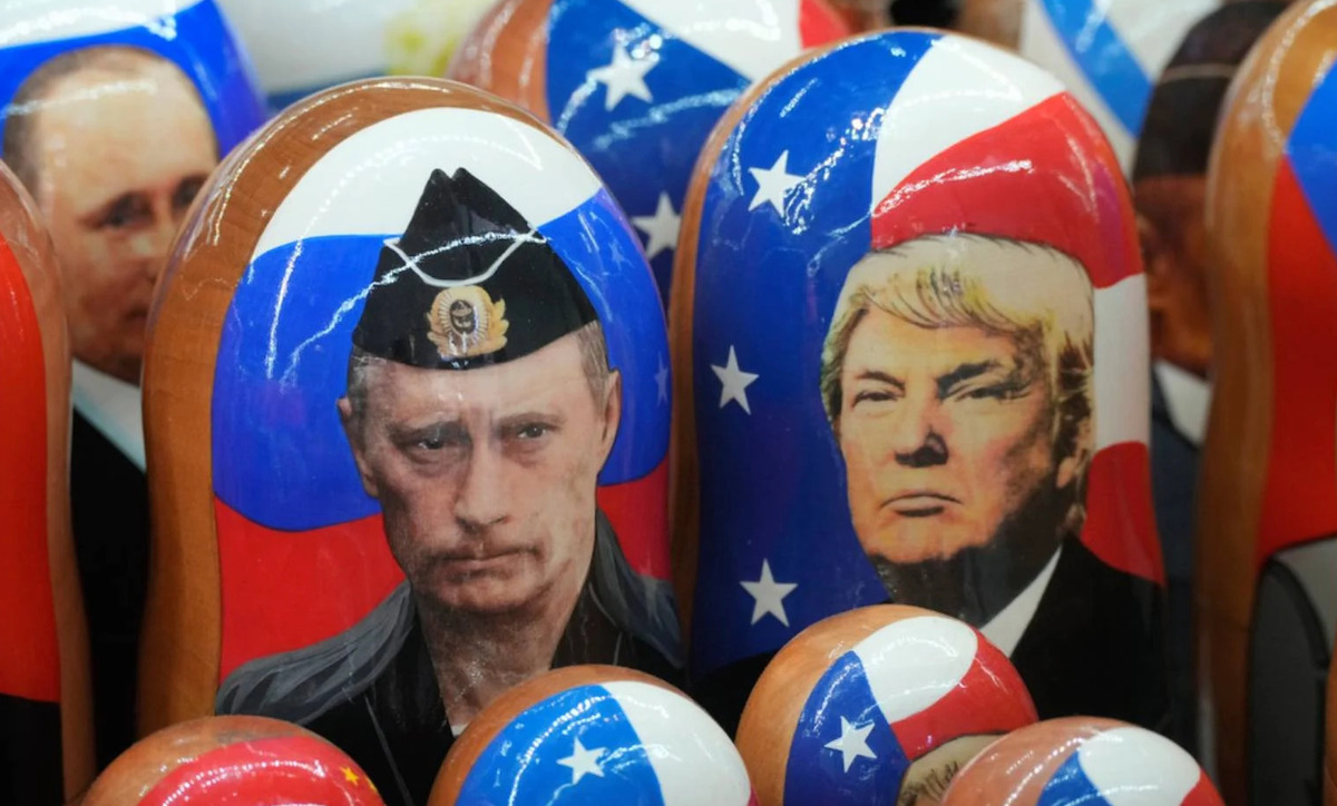 Due matrioske con le figure di Vladimir Putin e Donald Trump