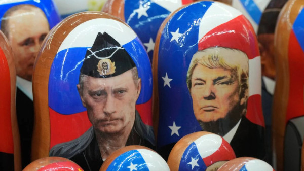 Due matrioske con le figure di Vladimir Putin e Donald Trump