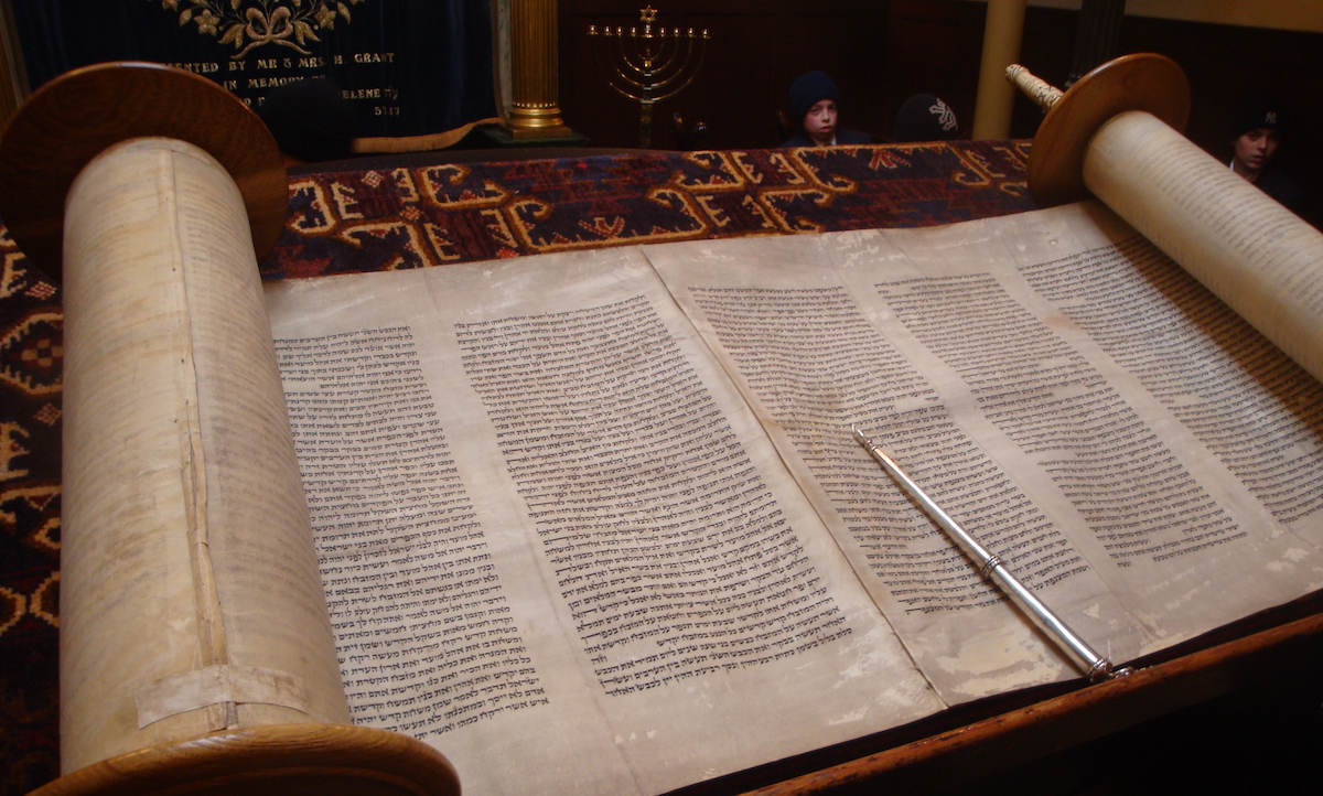 Una Torah