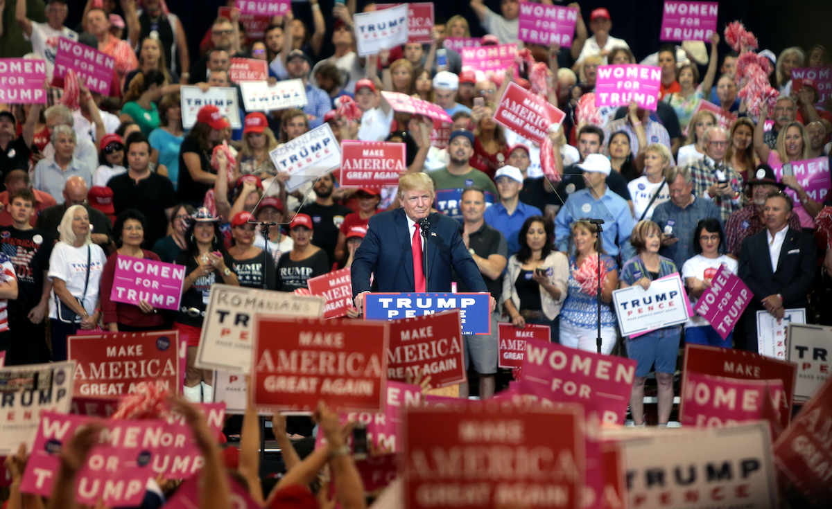 Donald Trump circondato dai suoi supporter ad un evento elettorale in Arizona