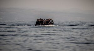 Un barcone di migranti al largo di Lampedusa - Creative Commons