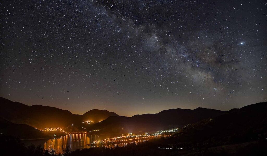 La Via Lattea vista dal lago di Turano - Wikimedia Commons