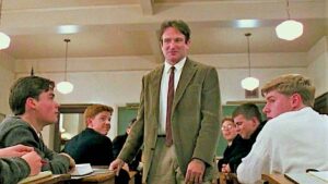 Robin Williams in una scena de "L'attimo fuggente" di Peter Weir - scuola