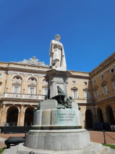 Monumento a Giacomo Leopardi